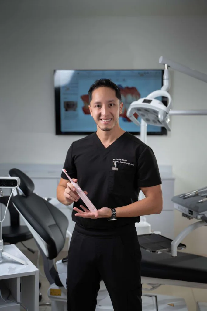 Dr. Sakim Wong mostrando un escáner intraoral