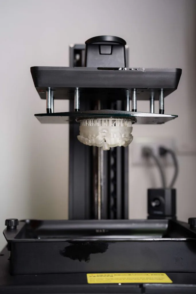 Impresora dental 3D produciendo un modelo preciso