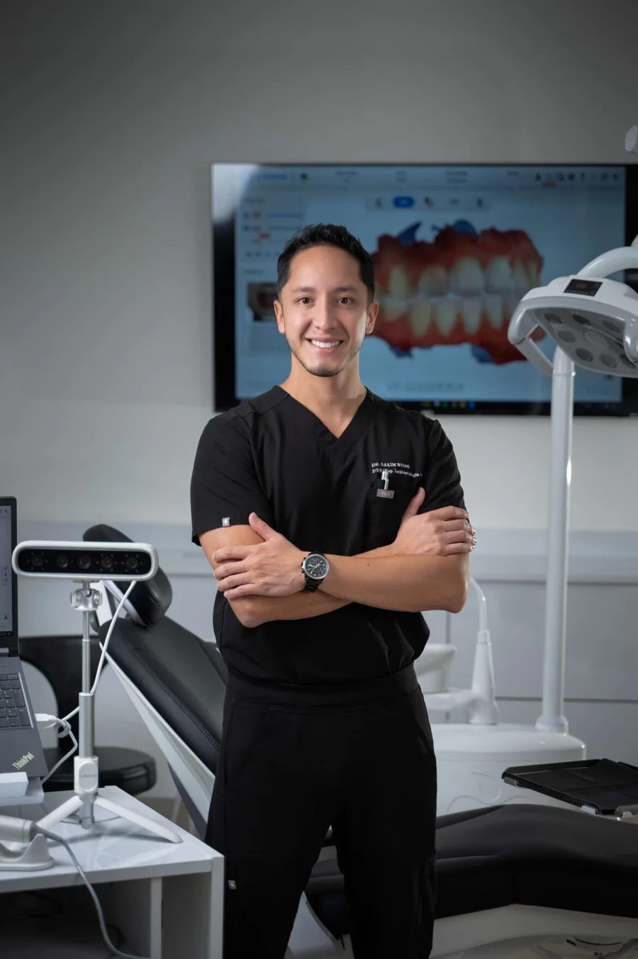 Dr. Sakim Wong en la clínica de odontología digital