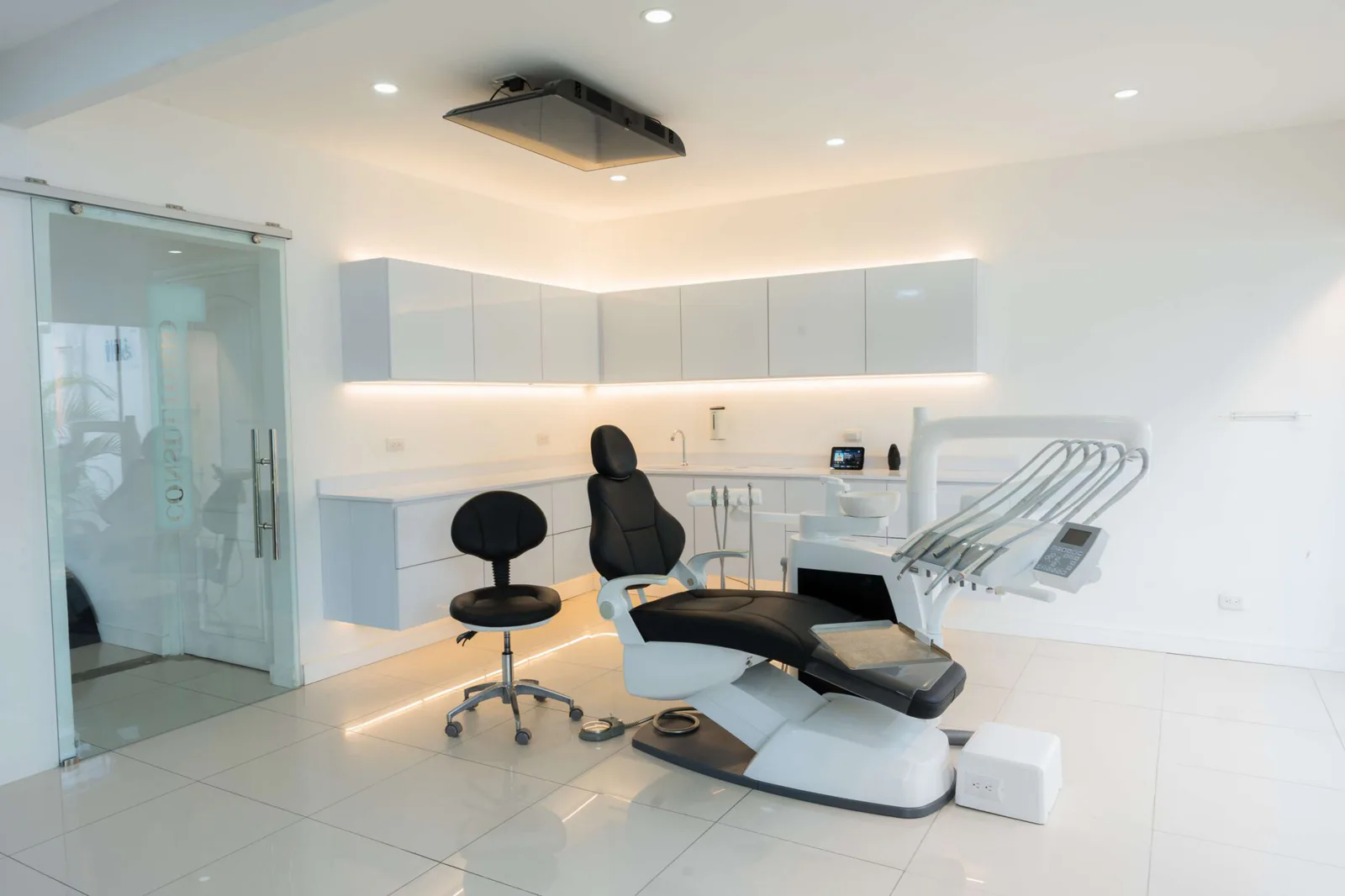 Sala moderna de tratamiento dental en Wong Digital Dentistry